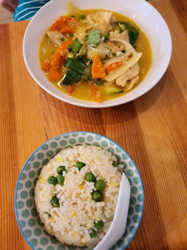 Poulet Au Curry Au Lait de Coco Riz Cantonais